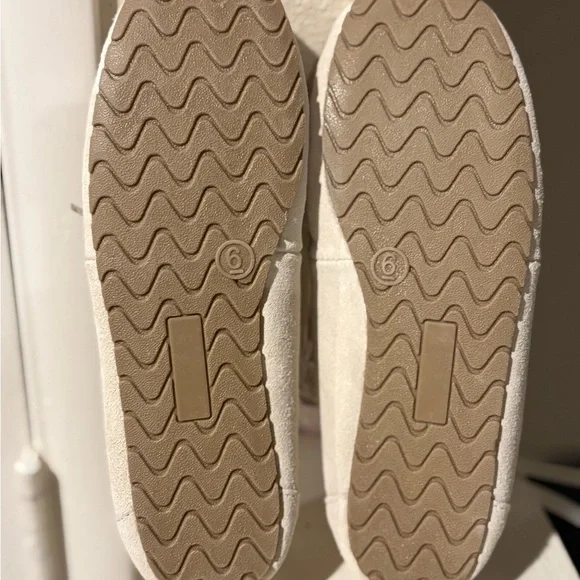 NWT—Auden Womens Bria Faux Fur Moccasin House Shoes Size 6 Off White - Picture 2 of 3